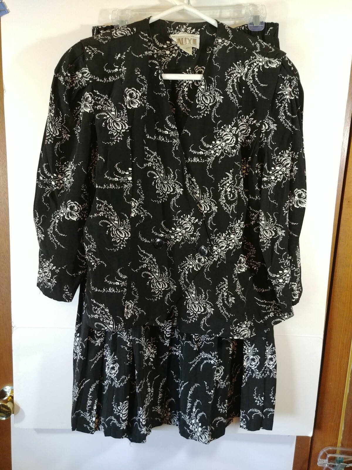 Vintage Sally III USA 1980s 2-pc. Skirt/Jacket Suit, Size 14, Black/White Floral