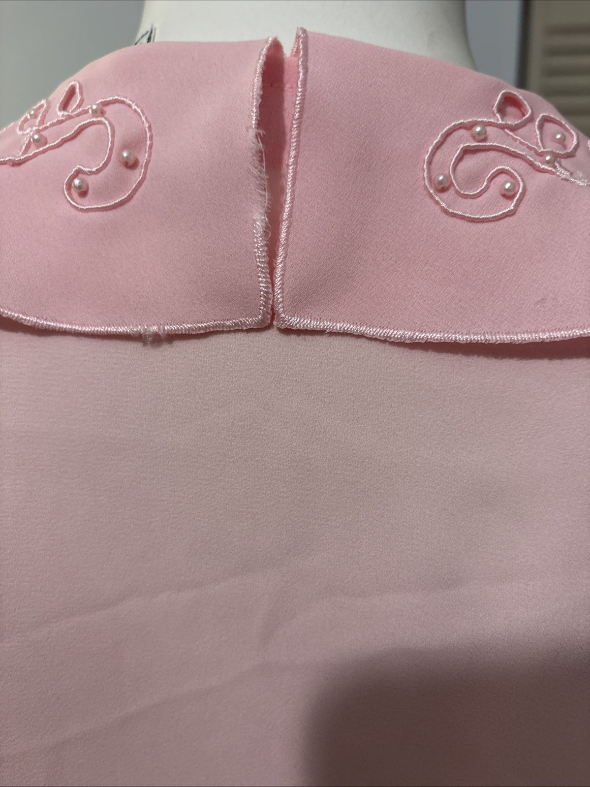 Gorgeous Vtg Kirsten Grey Pink embroidered Pleated Faux Pearls Blouse Sz 8