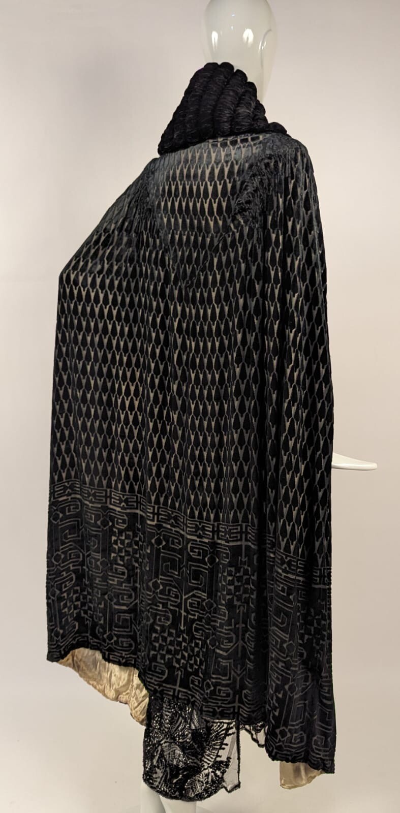ART DECO 1920’S HAUTE COUTURE WORTH GEOMETRIC SILK VELVET CAPE W RUCHED COLLAR