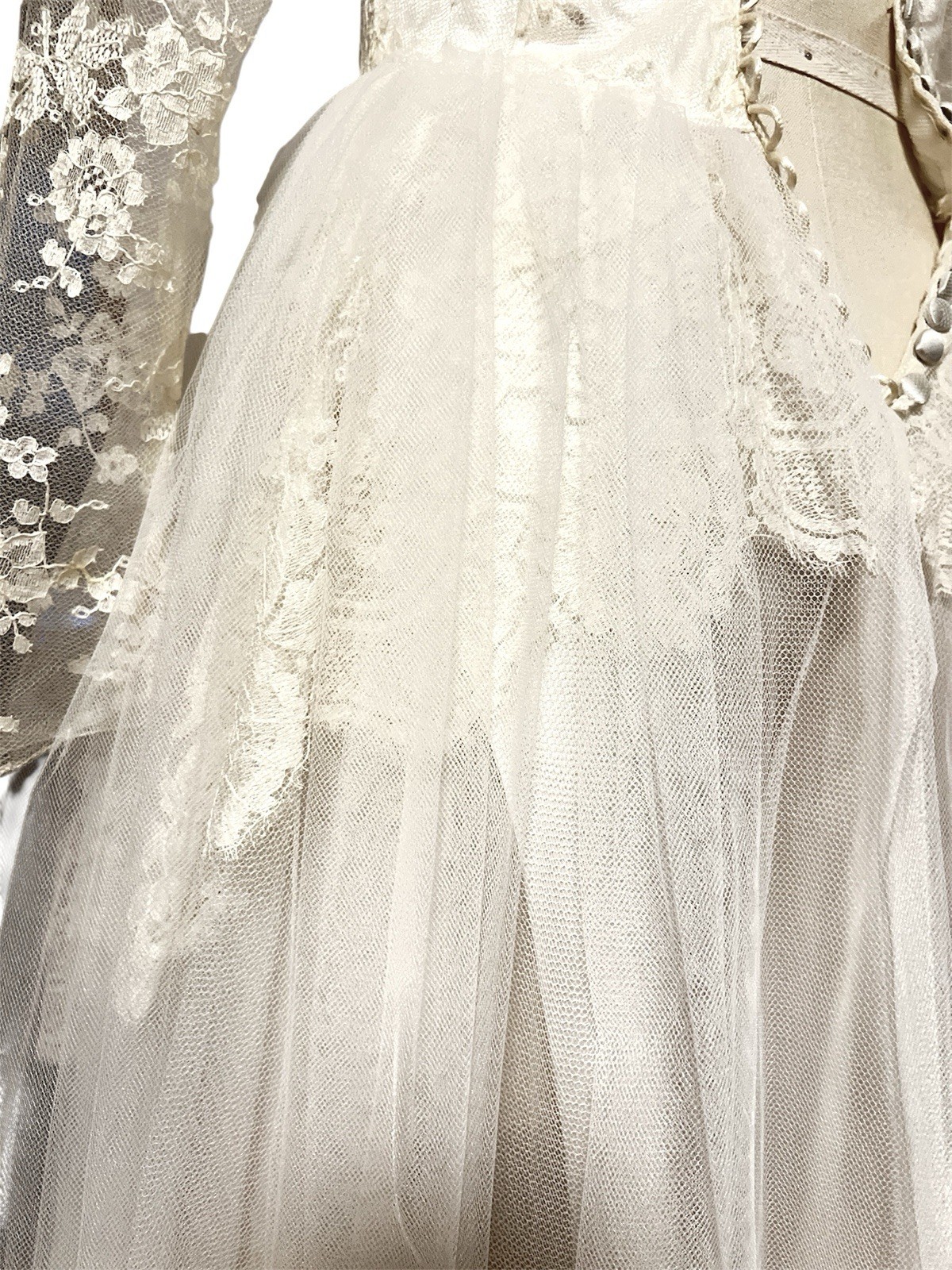 VTG 1950s 60s Lace Tea Length Wedding Dress XS Audrey Hepburn Modest MCM Bride