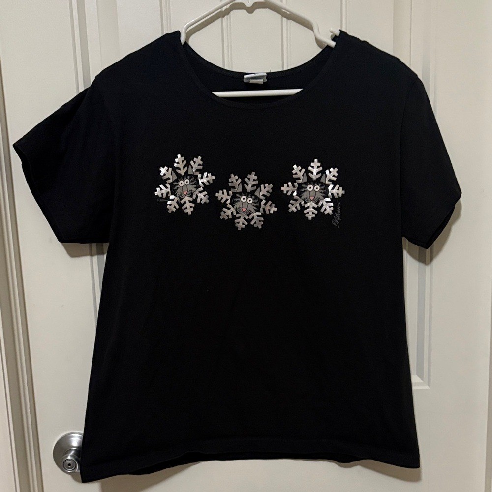 Crazy Shirts Vintage Black Women’s Short-Sleeve Snowflake Embellished Tee