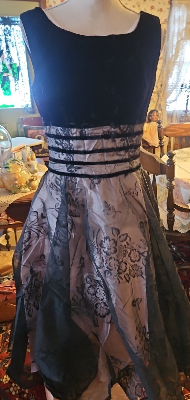 VINTAGE 1950’S HAND SEWN BLACK VELVET AND PINK SATIN COCKTAIL DRESS ♡ 46″ LONG