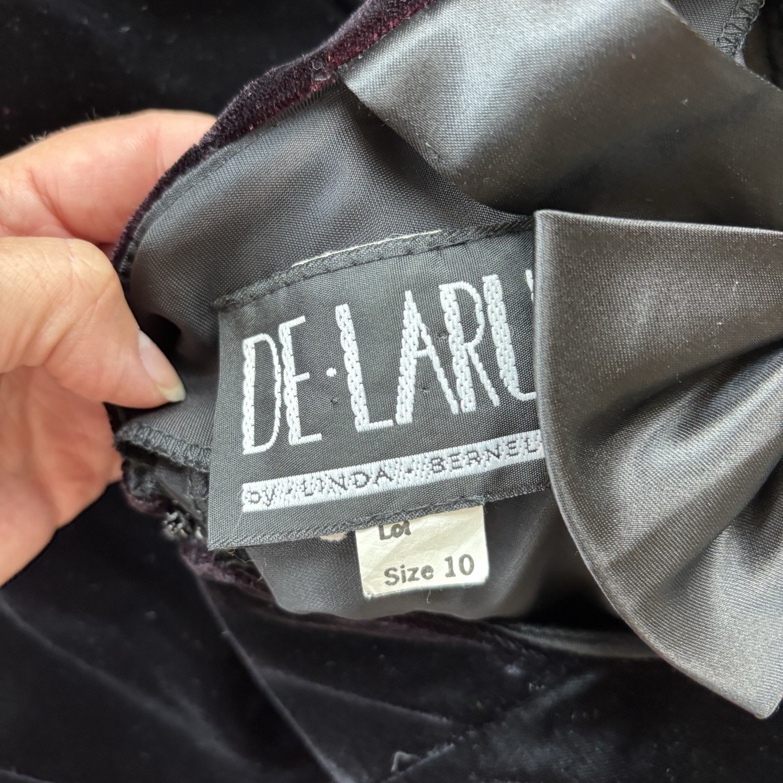 Vintage 90’s de laru Solid Black Bow Back Velvet Short Sleeve Sheath Dress