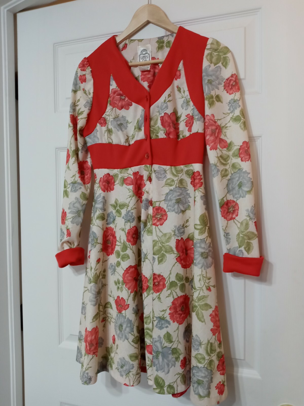 Vintage Lites On Dress size 9 100% polyester