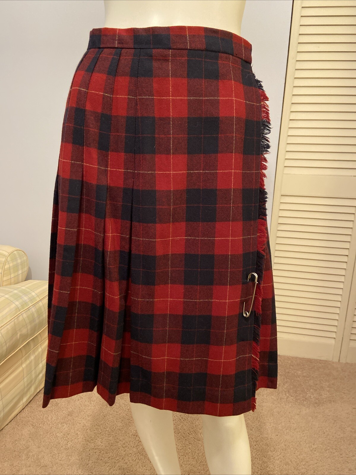 David Brooks Ltd Vintage Wool Red & Black Plaid Pleated Wrap Skirt fringe, Sz 6