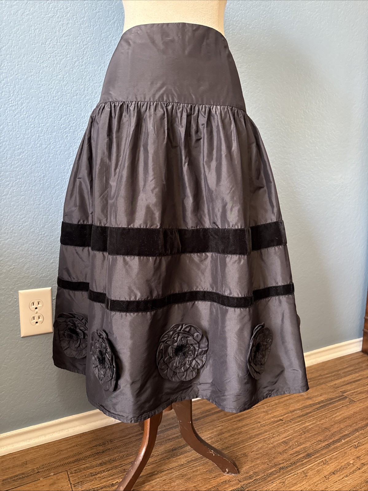 Vtg Y2K black silk and velvet Gathered Flower skirt from Nanette Lepore Sz 8