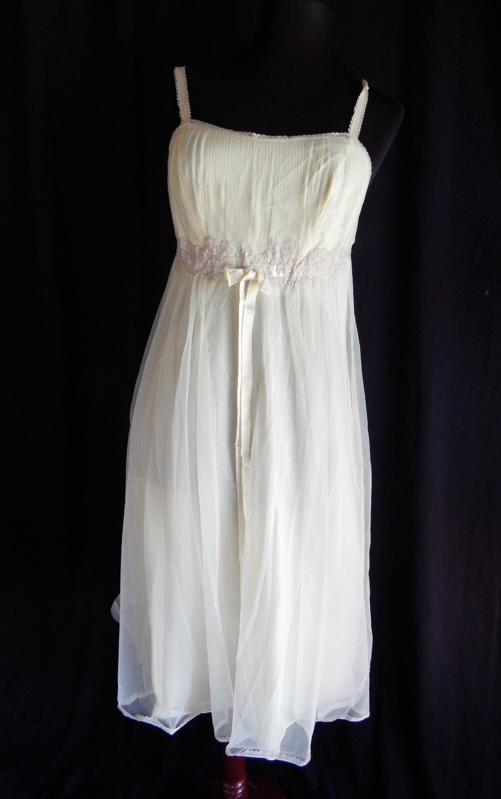 Yellow Vintage Van Raalte waltz gown, SZ 34, Nylon, empire waist/lace trim