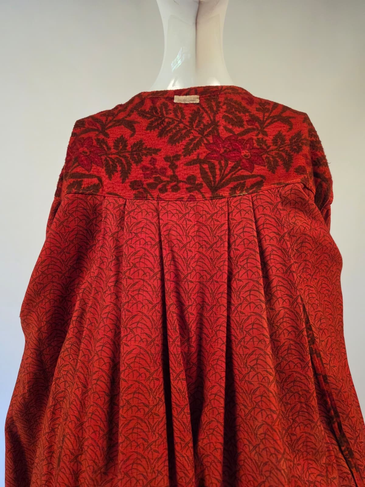 VICTORIAN 19TH C RED + BLACK FLORAL PRINT FLANNEL BUSTLE WRAPPER DRESS