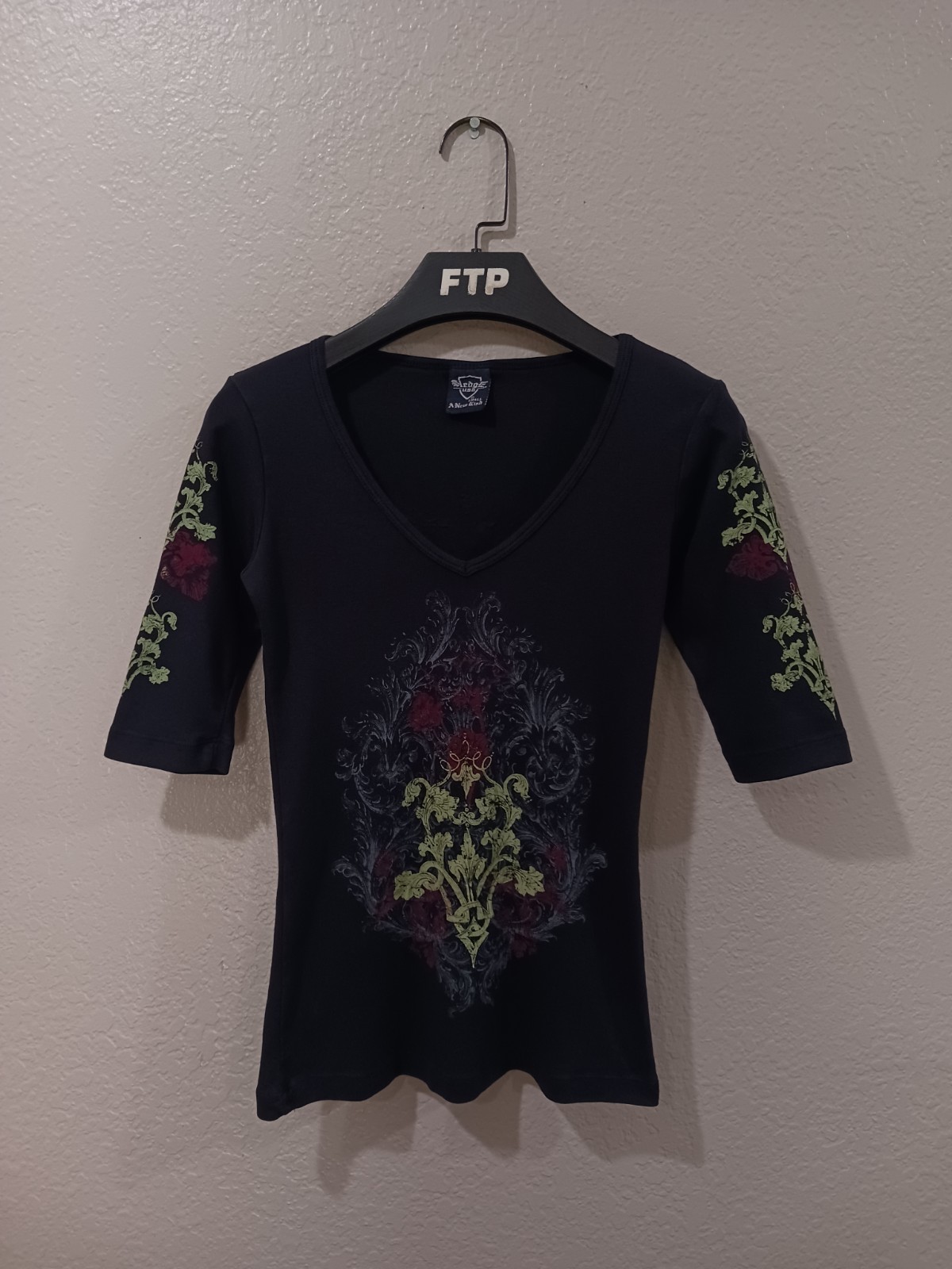 Sledge USA „Damask” Vintage 2000s Women’s 3/4 Sleeve V-Neck Long Sleeve T-Shirt