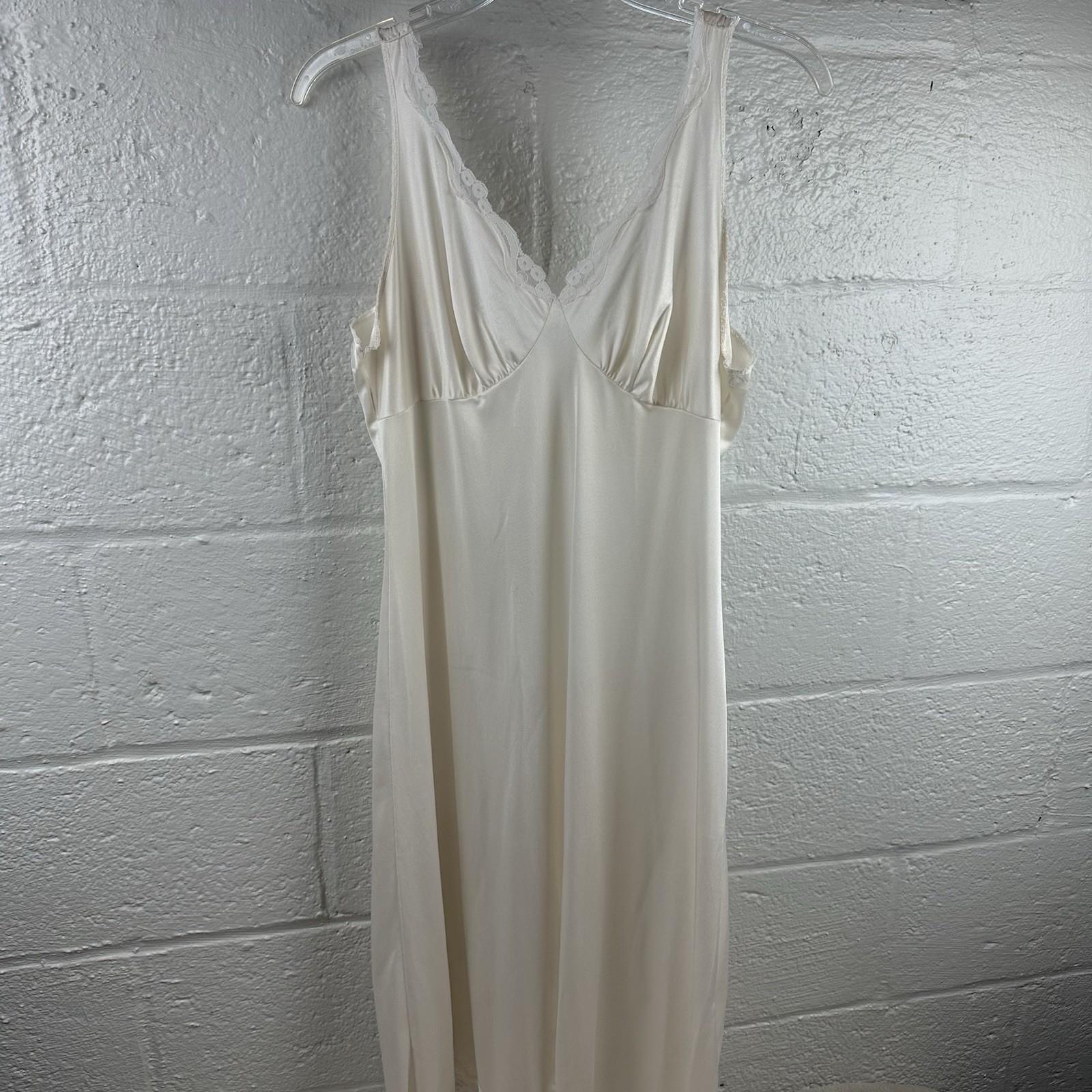 Vintage Warner’s Frostings Full Slip Ivory Lace Trim Nylon USA Womens 36 25”