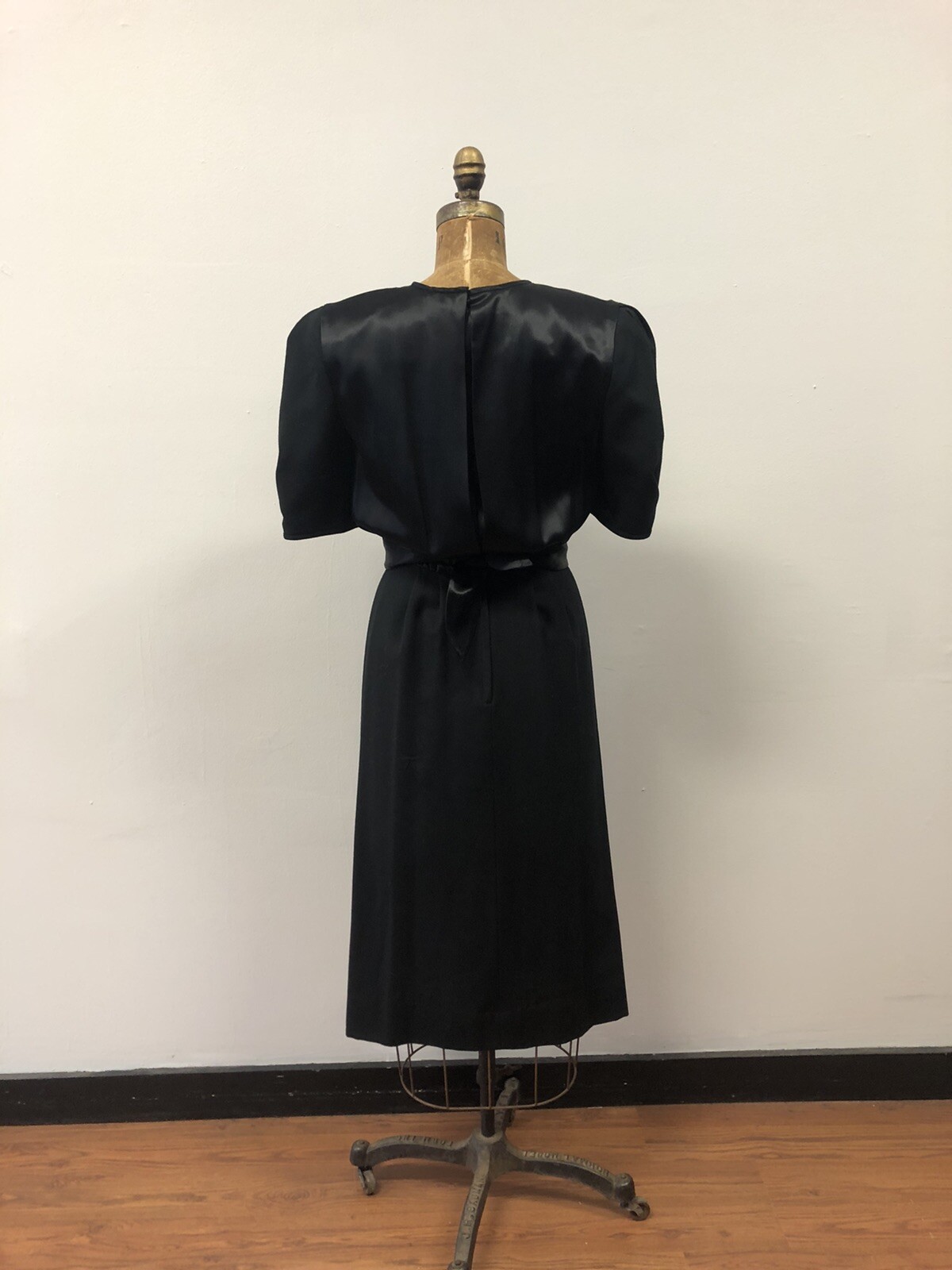 VTG 1980’s ALBERT NIPON Short Sleeve Black Dress, Great Details, Classic Look!