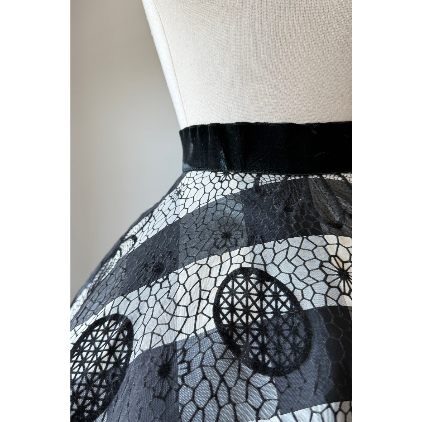 Vintage 1950s Black Gingham Flocked Floral Full Circle Skirt MEDIUM 28 waist