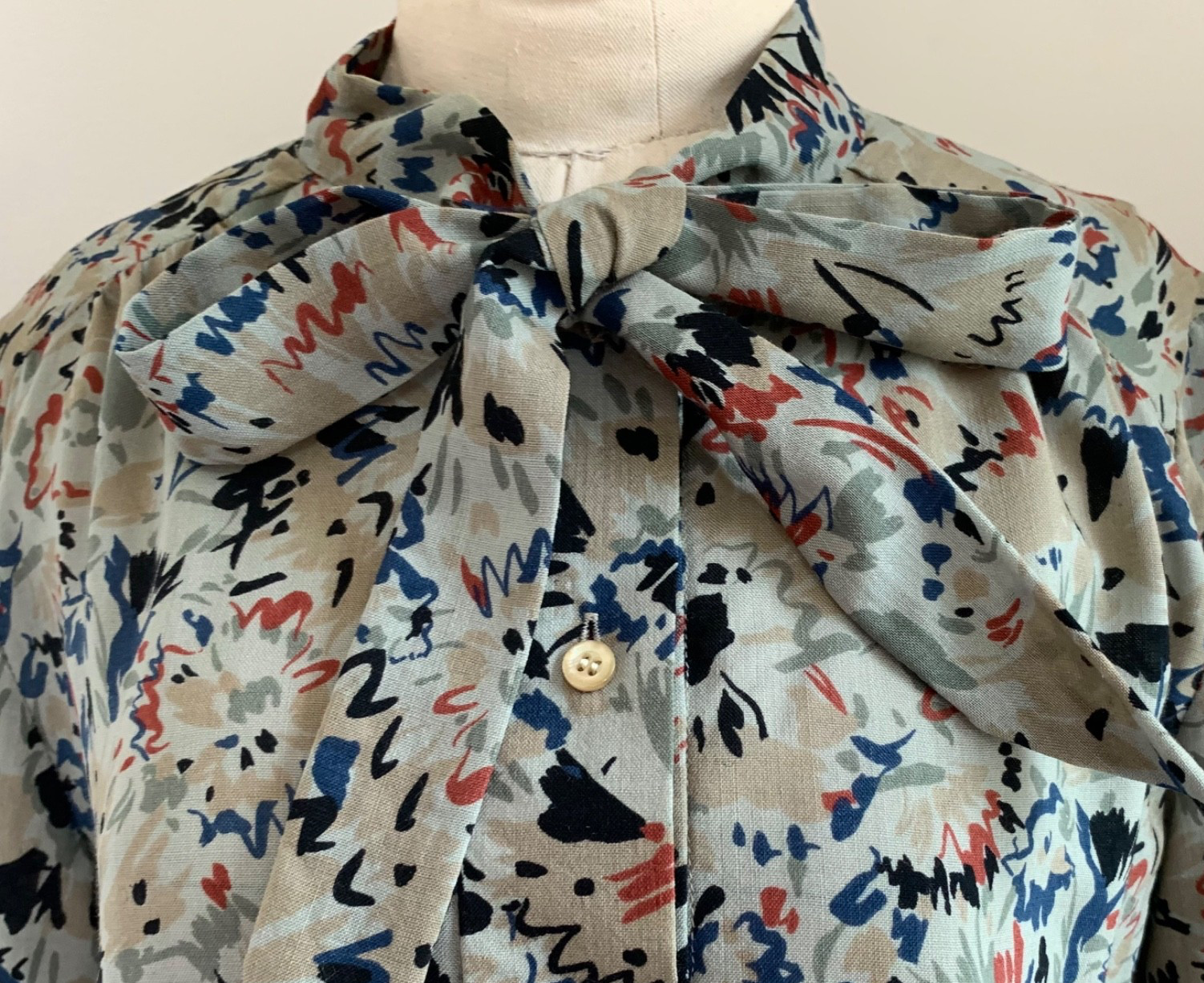vintage mid 1960s A line dress print, band collar w self ties, lg sls, M size