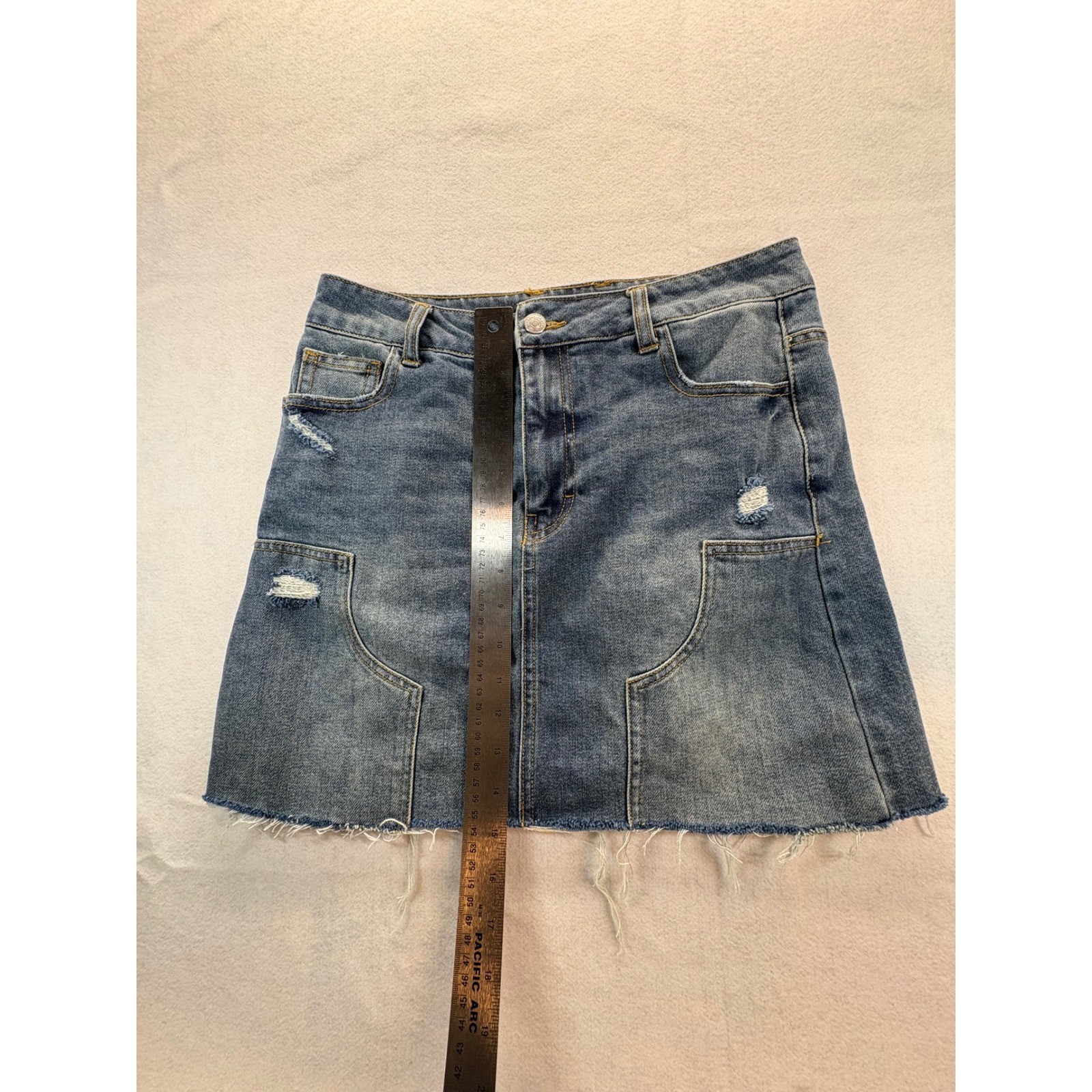 Forever 21 Denim Mini Skirt Women’s Medium Distressed Raw Hem Blue Pockets