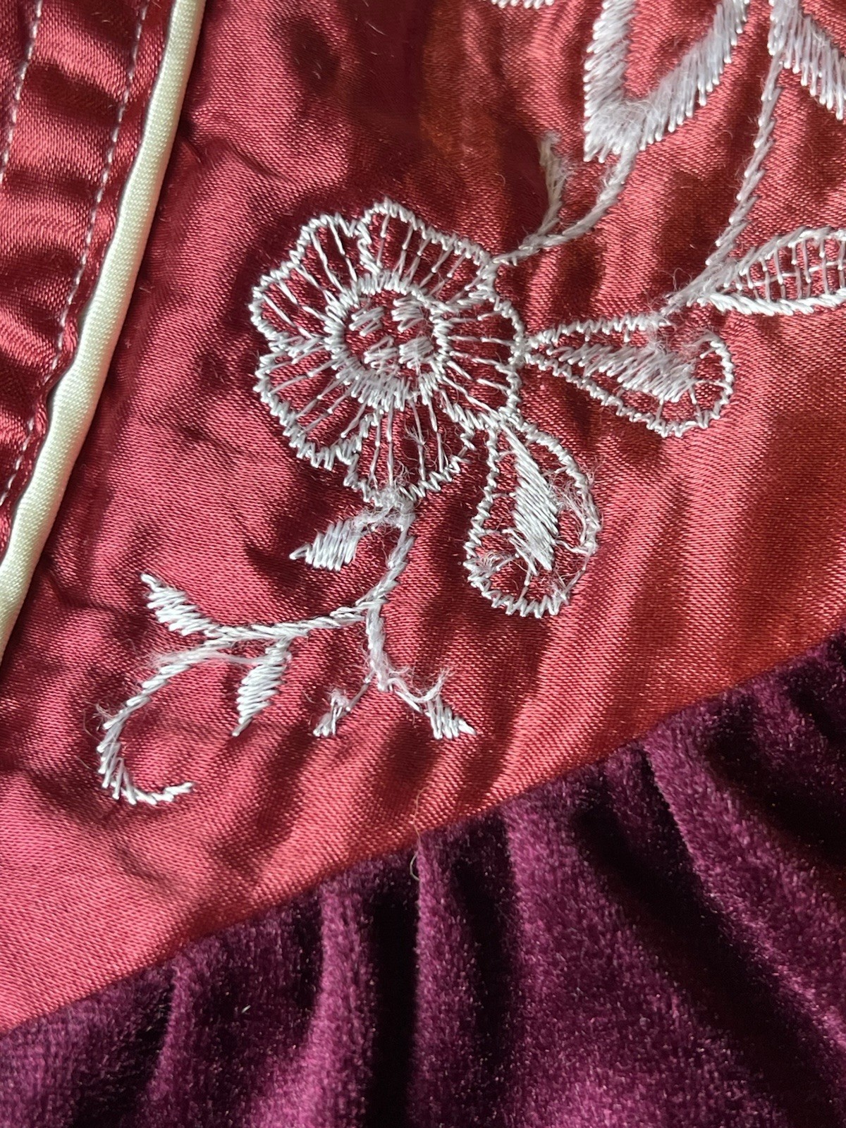 Vintage Anne Leslie Robe Small Burgundy Velvet Satin Embroidered Excellent USA