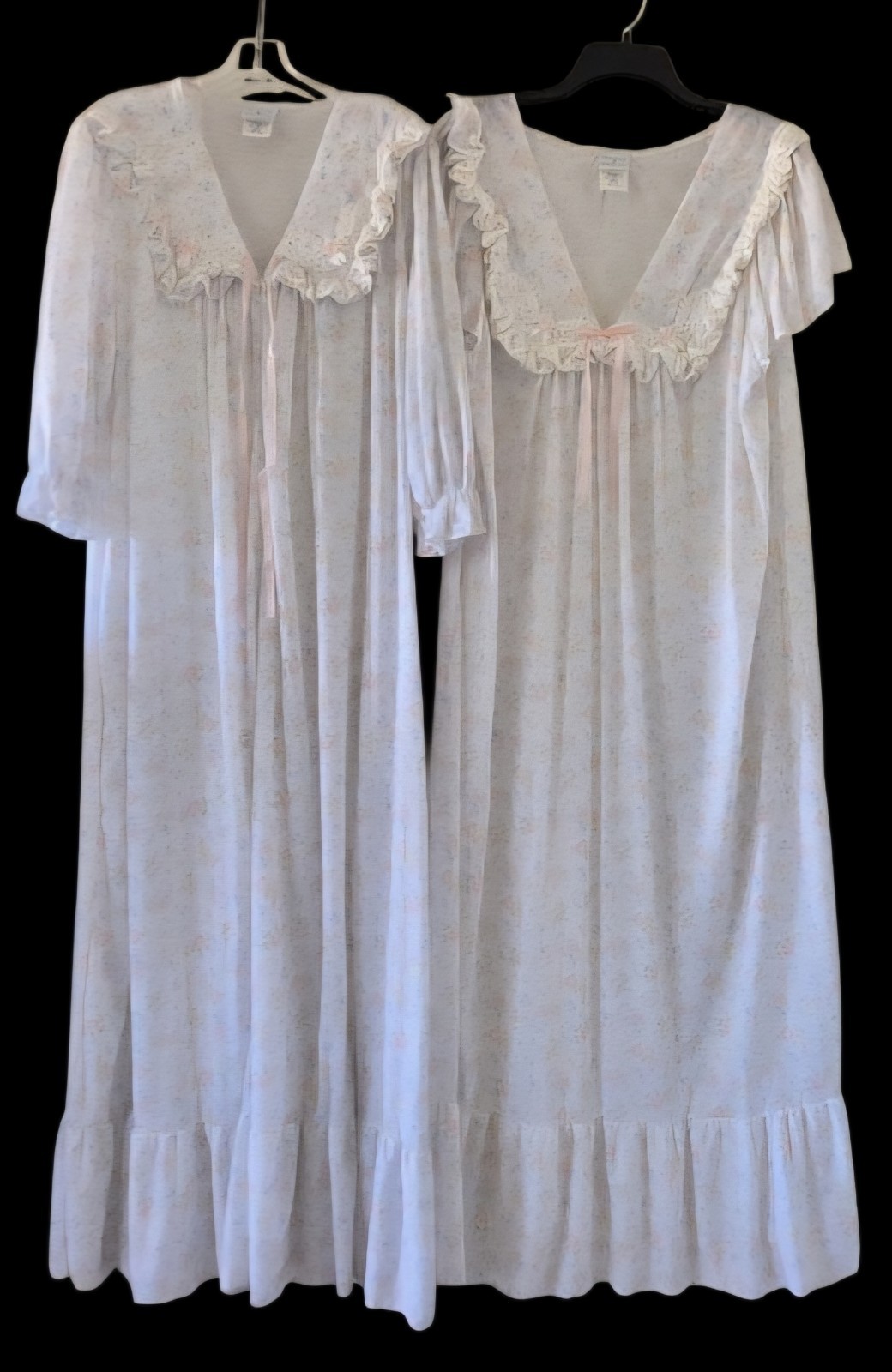 1970s GILLIGAN & O’MALLEY Ruffled Embroidered Floral Peignor Set W Lace Trim L