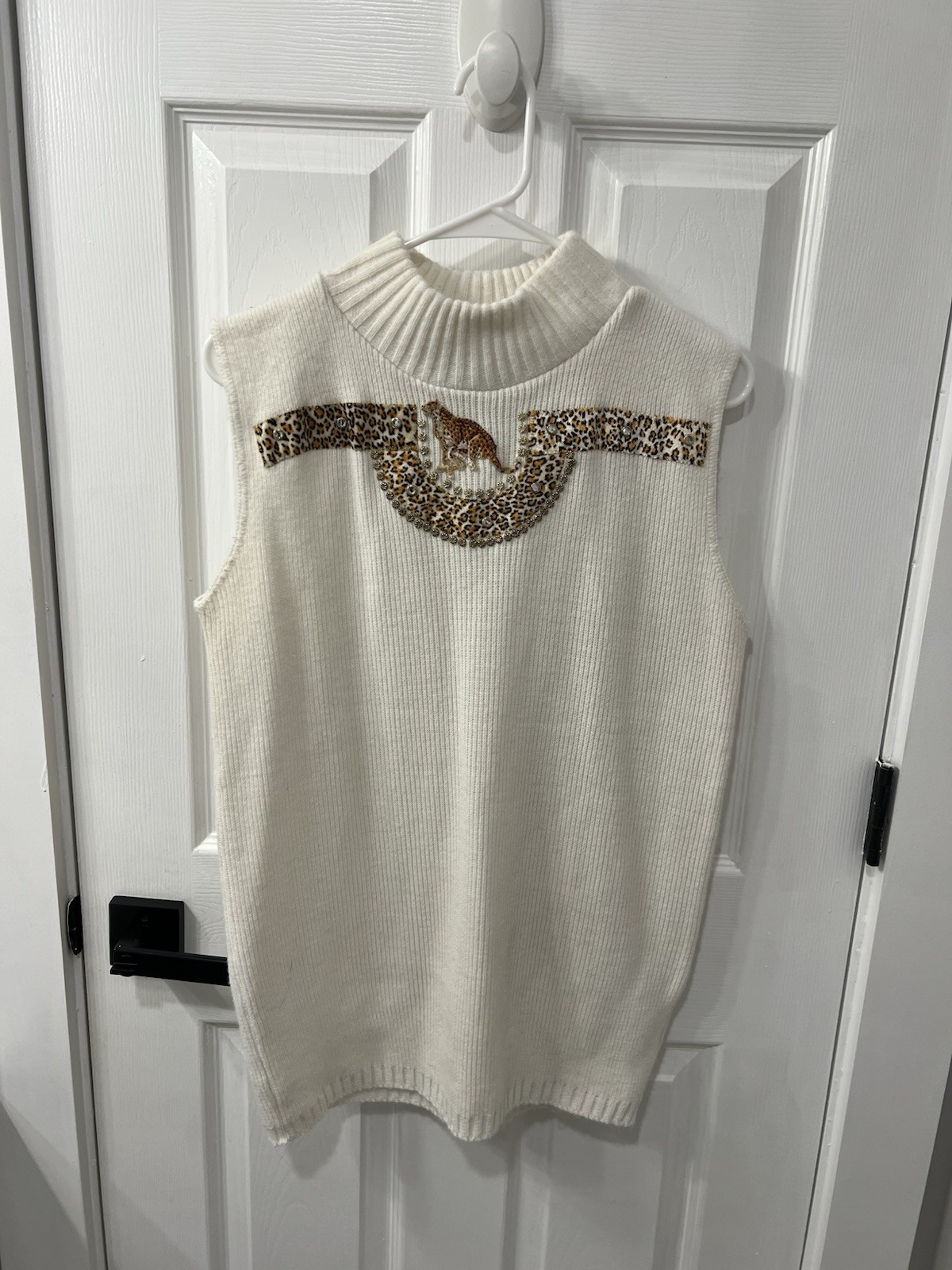 White Vintage Focus USA Sweater With Leopard Prin And Tiger Desing Finds