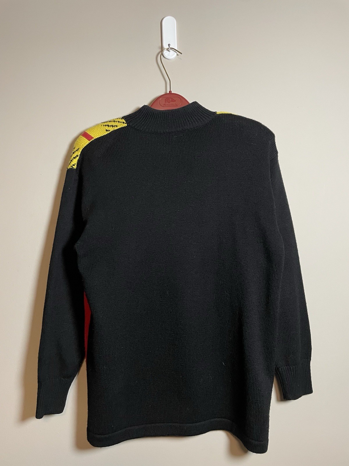 Suzelle Abstract Sweater Black Yellow Red Size Medium (A628)