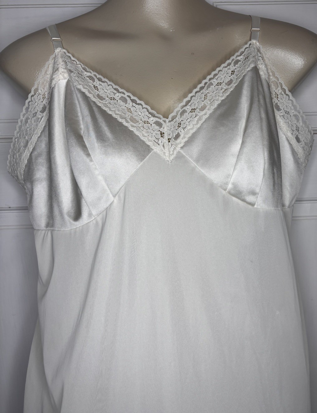 Vanity Fair Vintage Lace Trim Nylon Full Slip Size 42 26 Inch Ivory USA Made