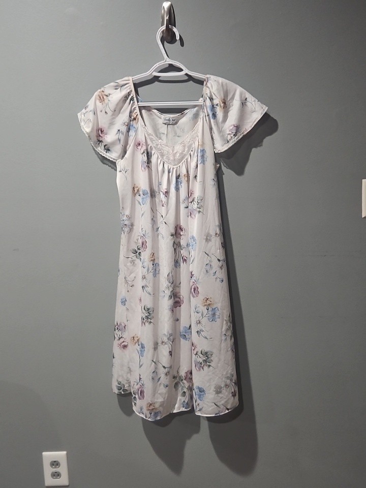 VTG USA VANITY FAIR LACY NIGHT GOWN NYLON FLOWER WHITE PURPLE BLUE ROMANTIC SOFT