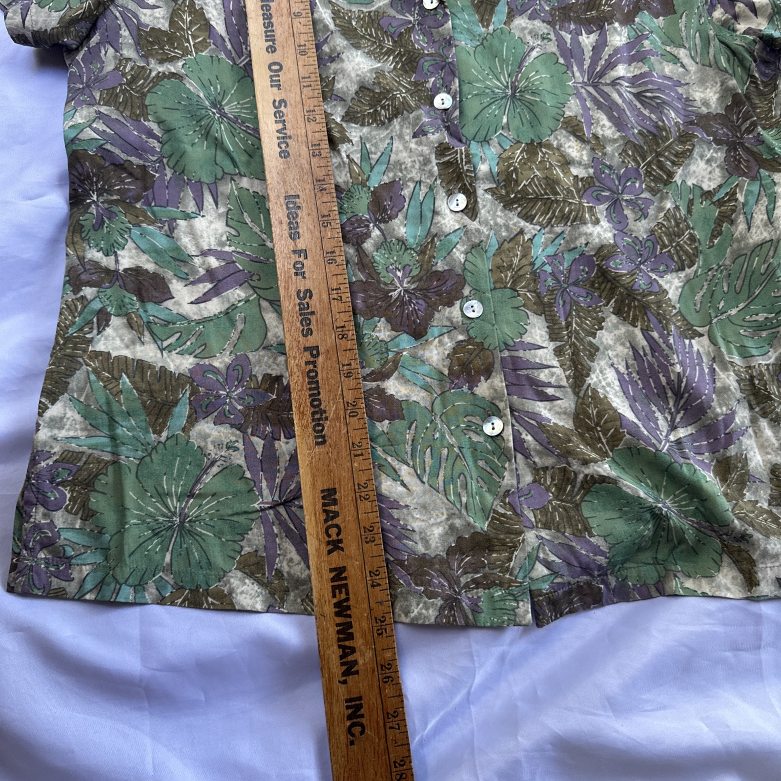 Vintage Kahala woman’s size Medium Hawaiian Shirt Bottom Up V Neck