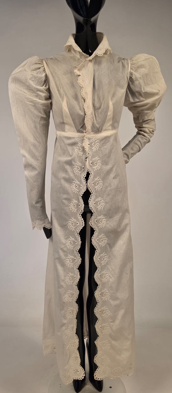 REGENCY 1815 HAND EMBROIDERED FINE COTTON DRESS W PUFF SLEEVES + STAND UP COLLAR