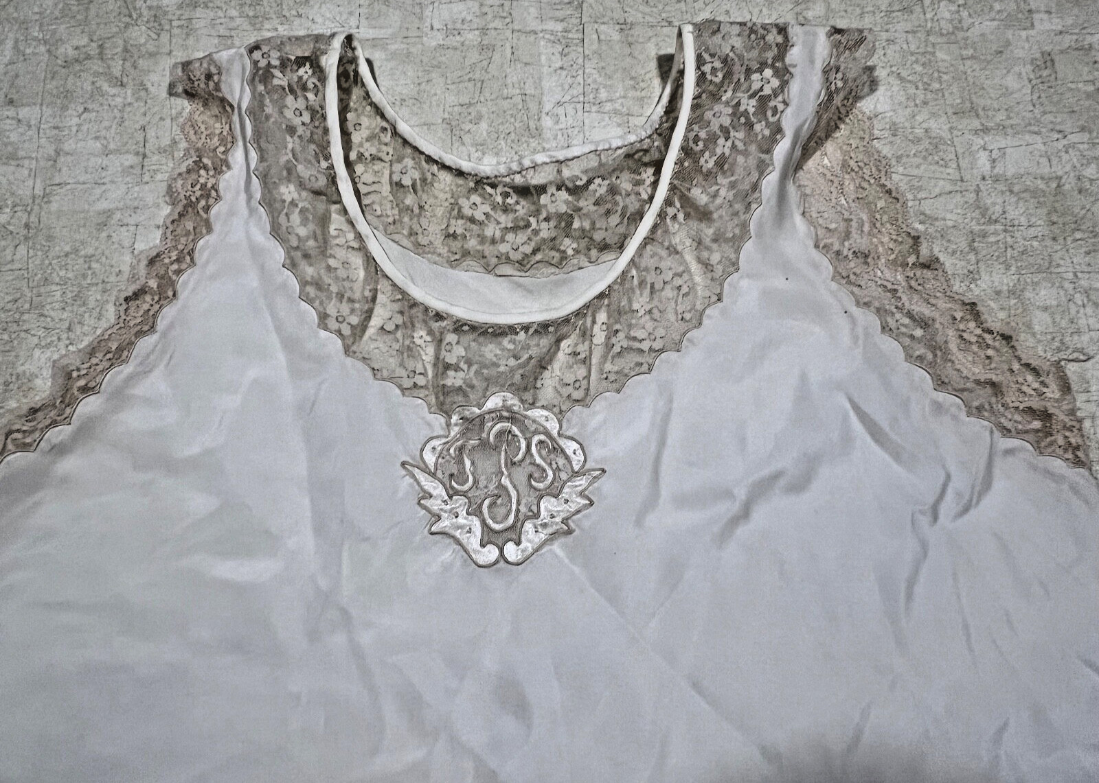 Beautiful VINTAGE Ivory Blush Lace Satin Embroidery Full Slip Nightgown