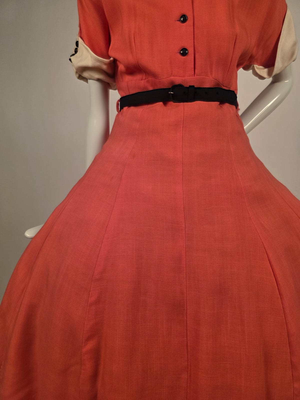 CLASSIC VINTAGE 1950’S PINK DRESS W WHITE COLLAR + CUFFS W BUTTON TRIMS