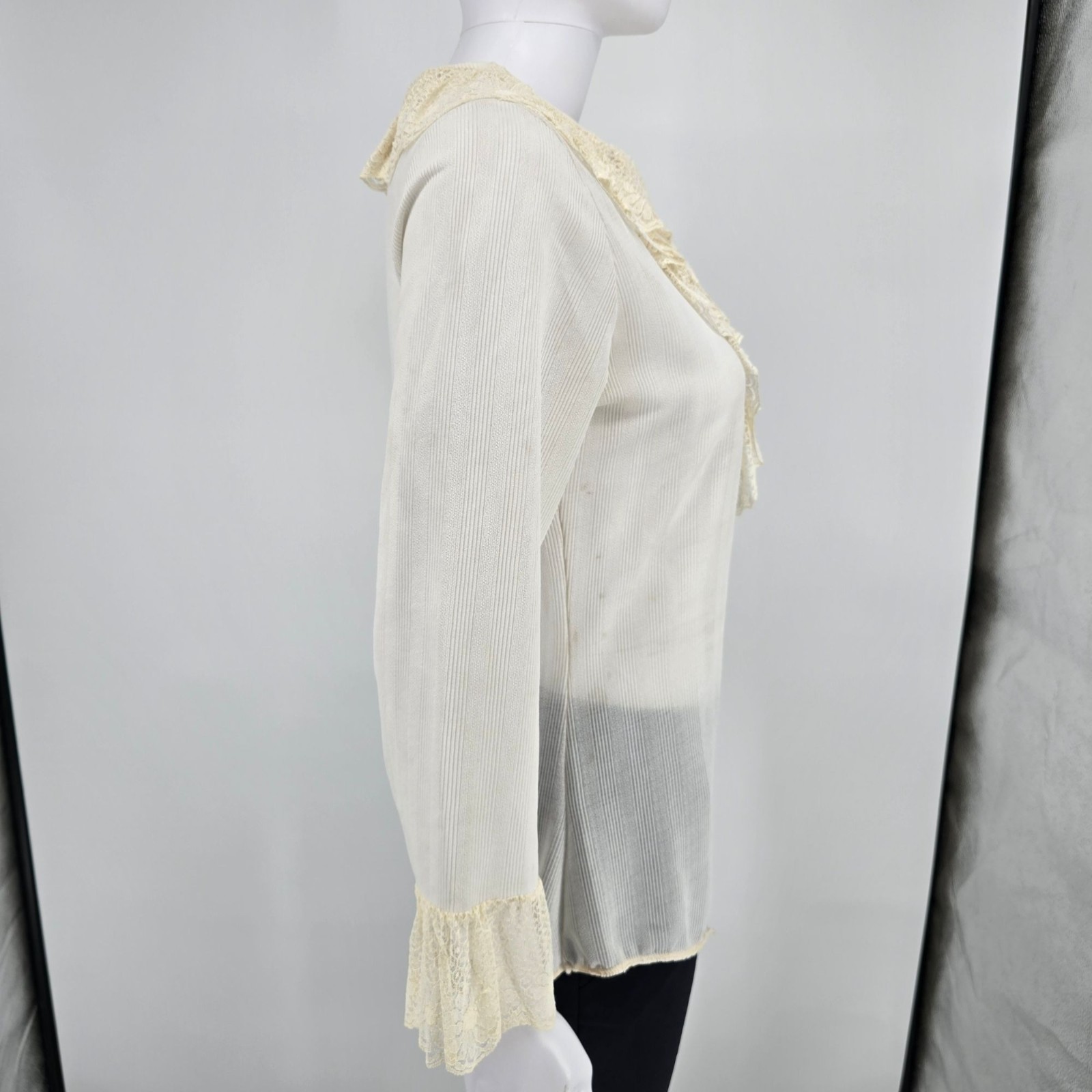 Vintage 1970s Ivory/Cream Lace Ruffle Jabot Ribbed Knit Victorian Blouse (M)