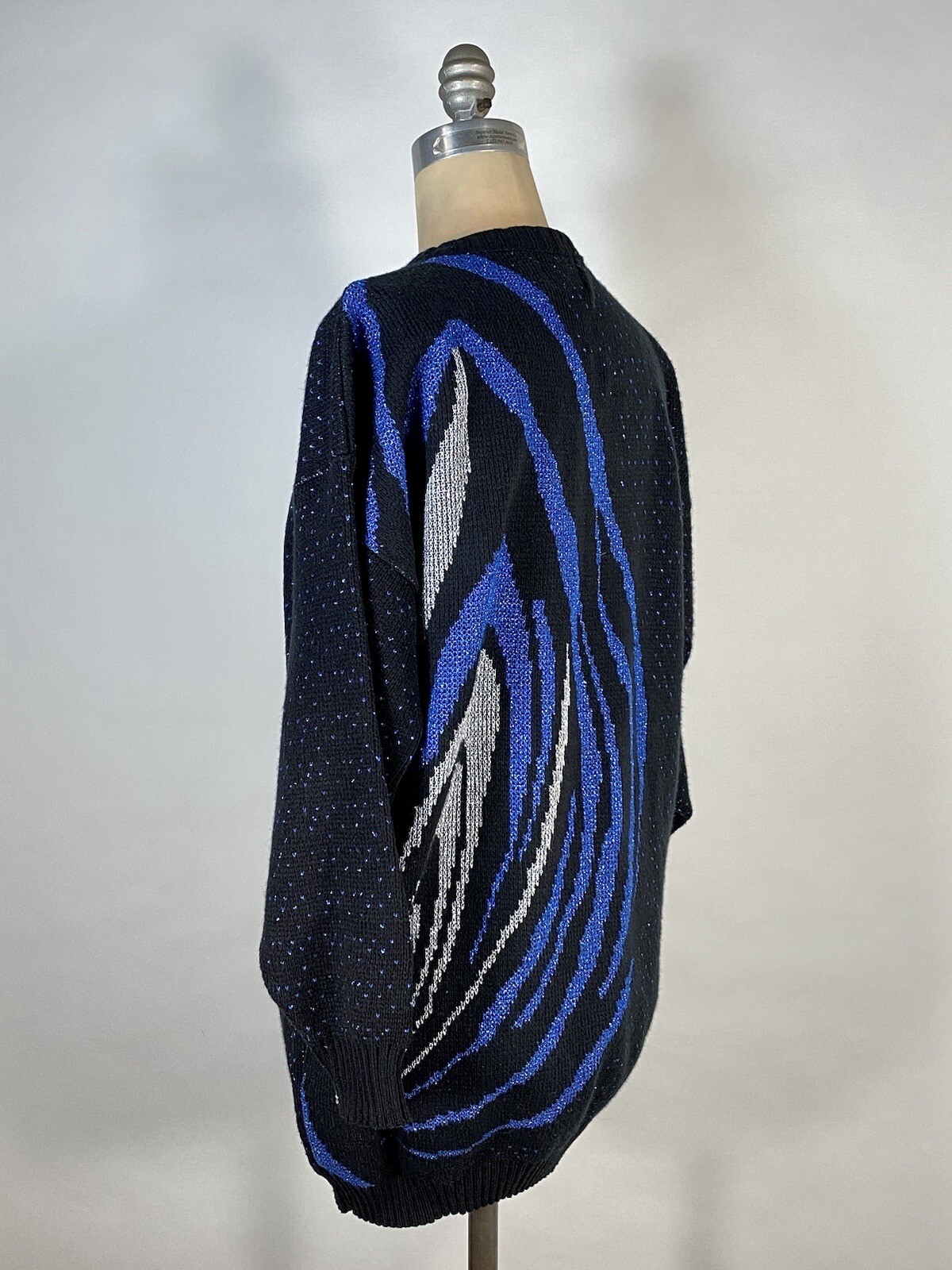 Vintage 1980’s to 1990’s subtle sparkle Blk, blue & silver metallic sweater L/XL