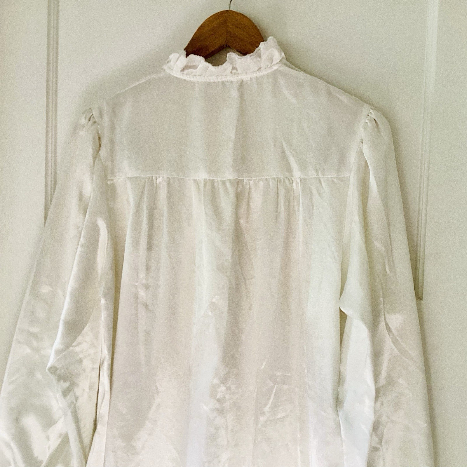 Miss Elaine vintage Sz M nightgown Ivory Long Sleeve poly satin lace bodice USA