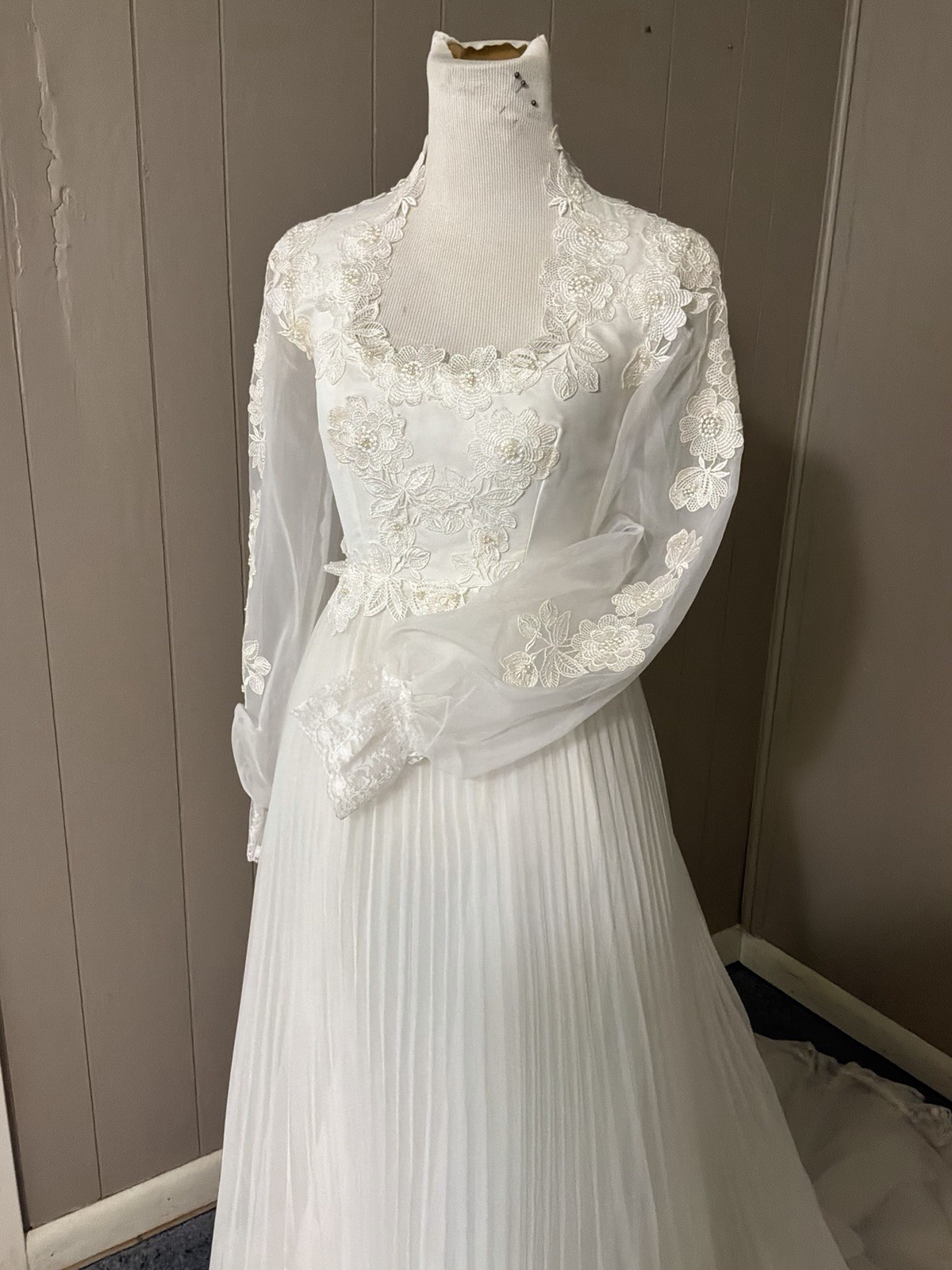 1960’s Vintage Wedding Gown Regal Neckline Delicate Lace Petite XS