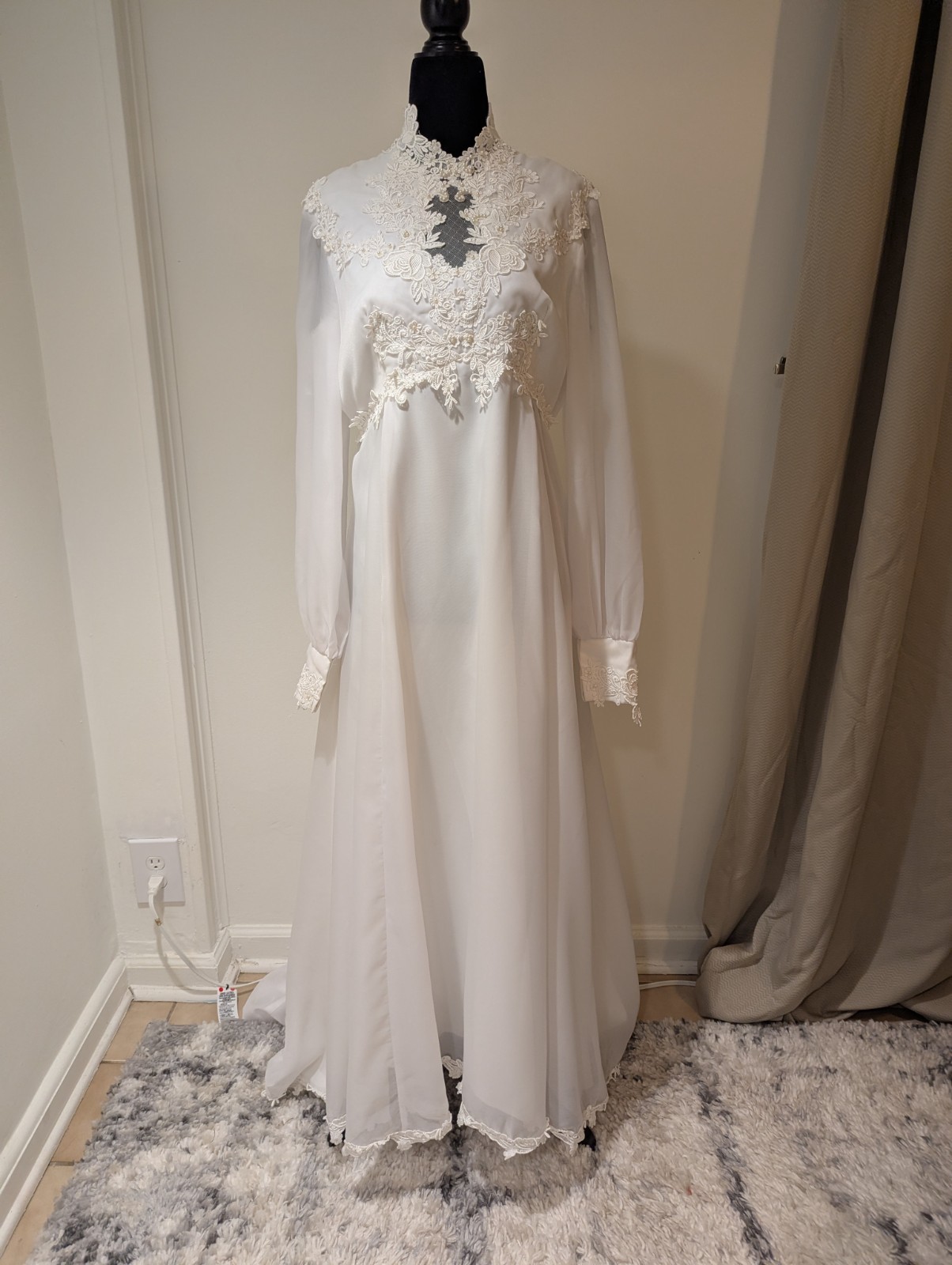 Vintage 1970s Unbranded White Wedding Dress Lace Pearl Train Applique Longsleeve