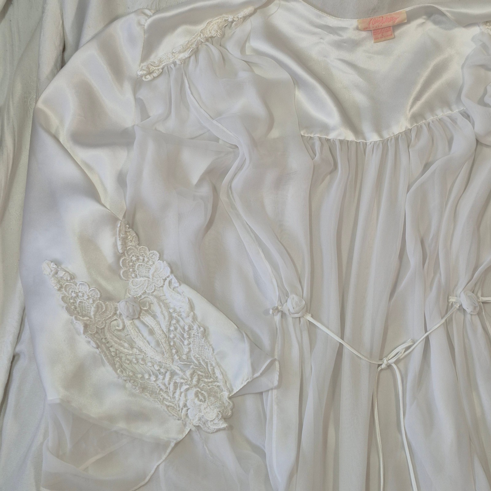 VTG Flora Nikrooz White Silk Chiffon Robe Embroidered Lace Peignoir Bridal L USA