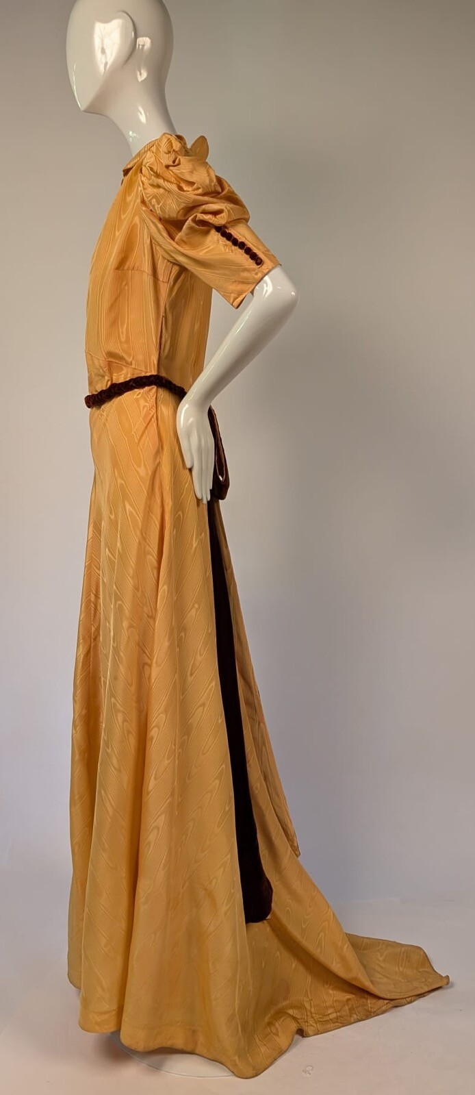 1930’S YELLOW WATERED MOIRE LONG DRESS W PUFF SLEEVES + VELVET + TRAINING REAR