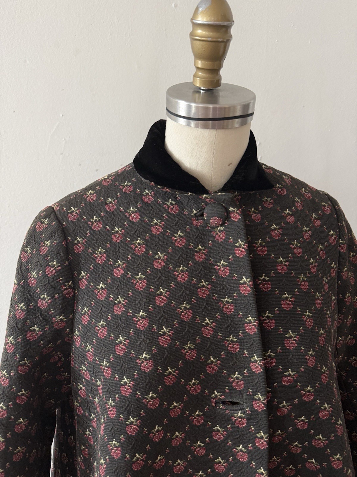Mid-C Floral Jacquard/Matelassé/Quilted Full Length Tapestry Coat Velvet Collar