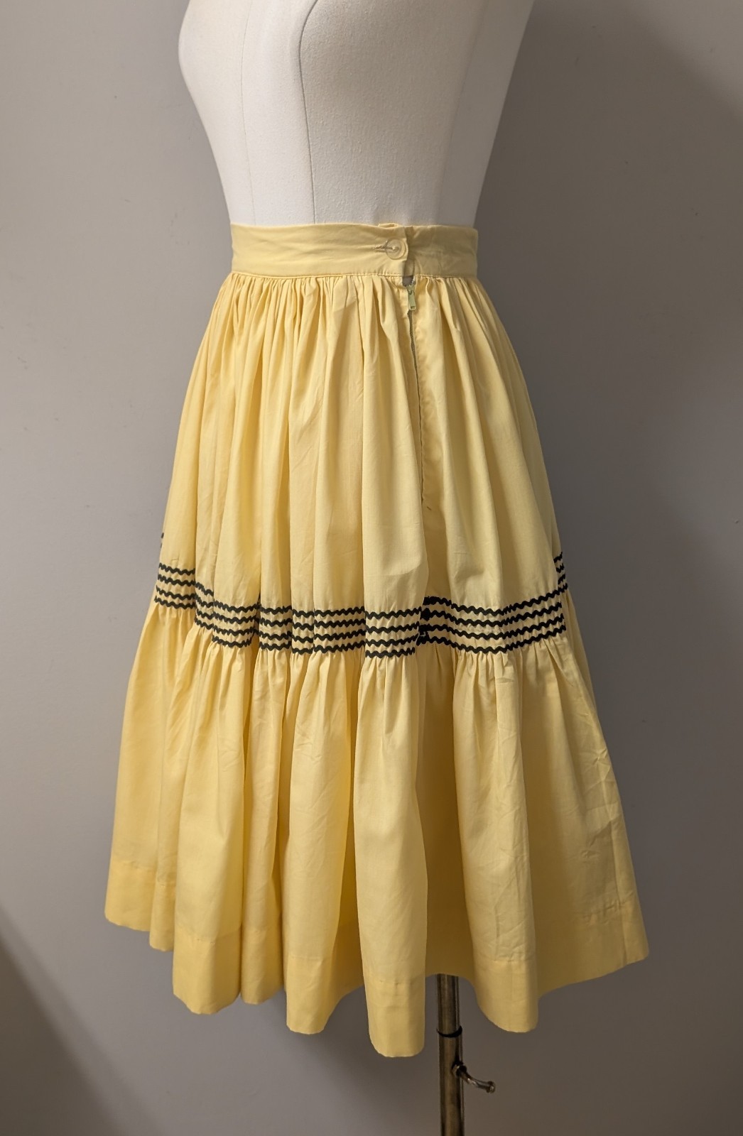 Vintage 50’s Patio Full Circle Skirt Marigold Black Ric Rac XXS