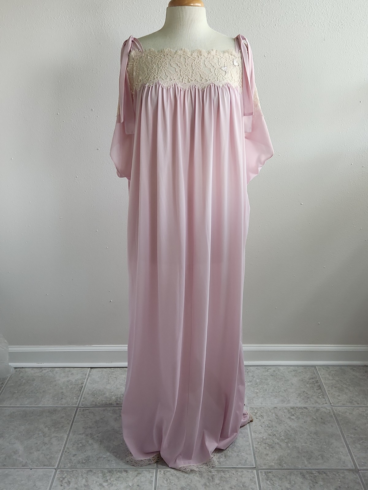 Vtg Lucie Ann Long Nightgown Pink Sz L-XL Lace Bodice Cap Sleeves Unique Style