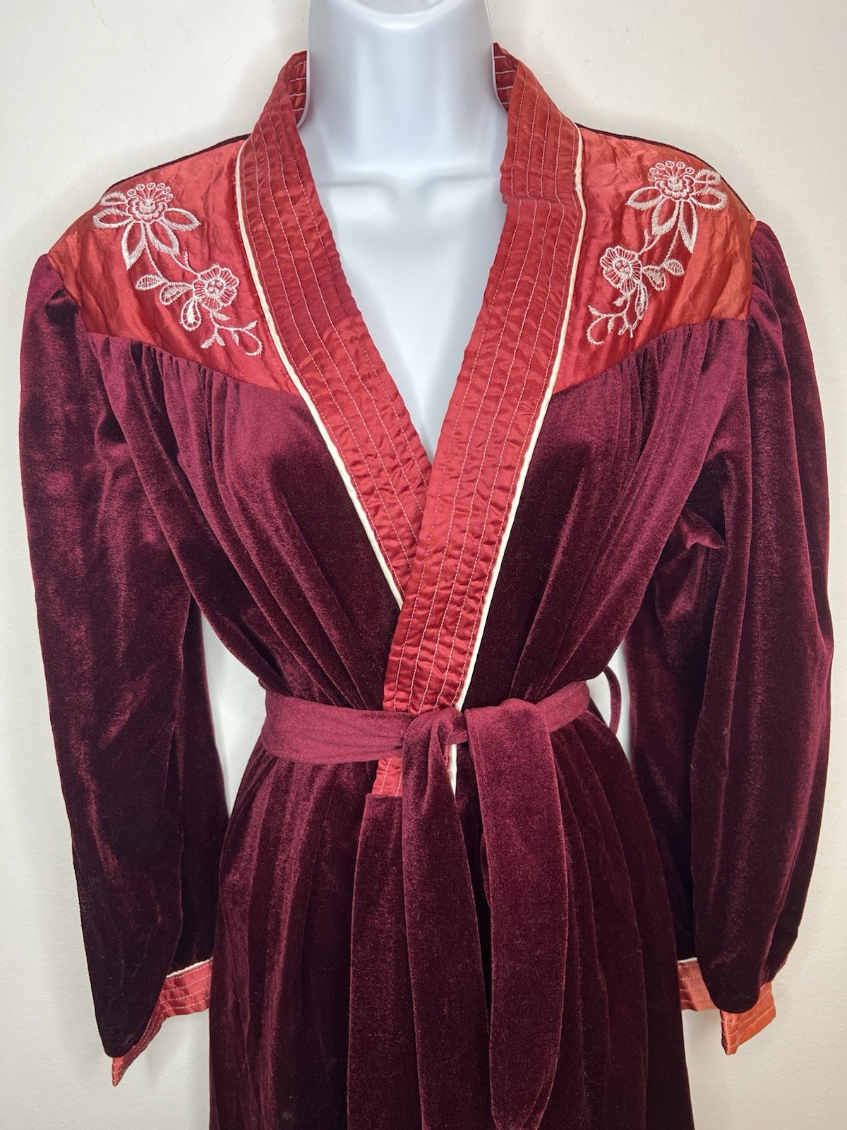 Vintage Anne Leslie Robe Small Burgundy Velvet Satin Embroidered Excellent USA