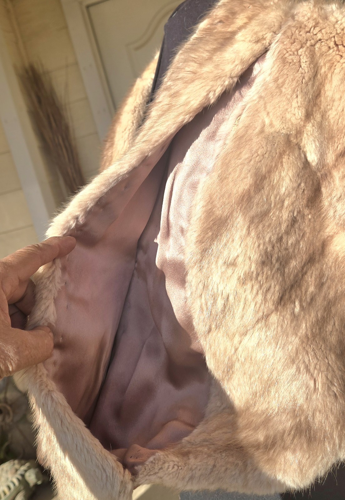 1950s BLONDE MINK FUR CAPELET w/POCKETS & SATIN LINING 21″ Shoulder 15″ Length