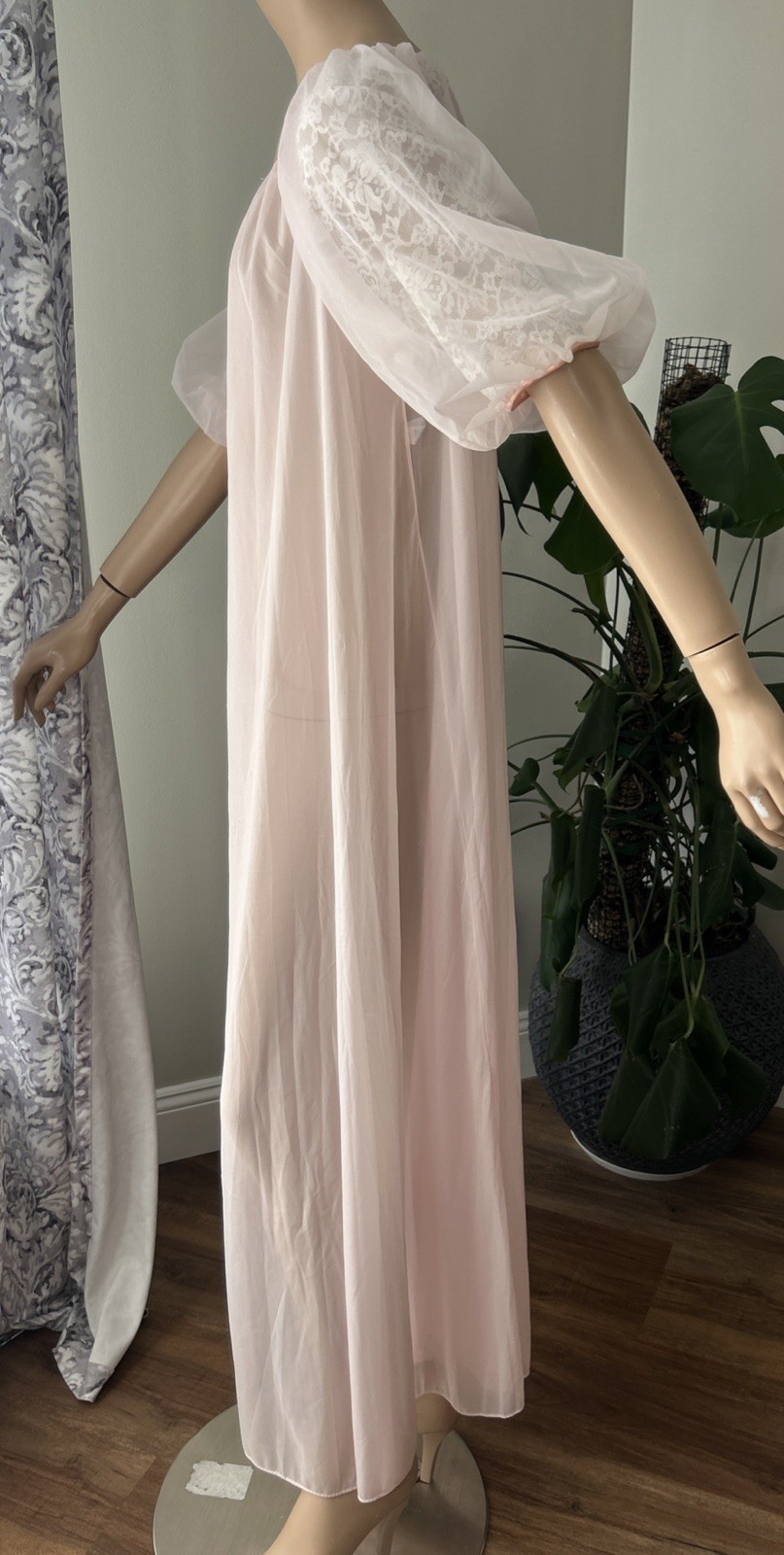 Vtg Vanity Fair Nylon Pink Peignoir Robe Chiffon Lace Puffy Sleeves Sz 34