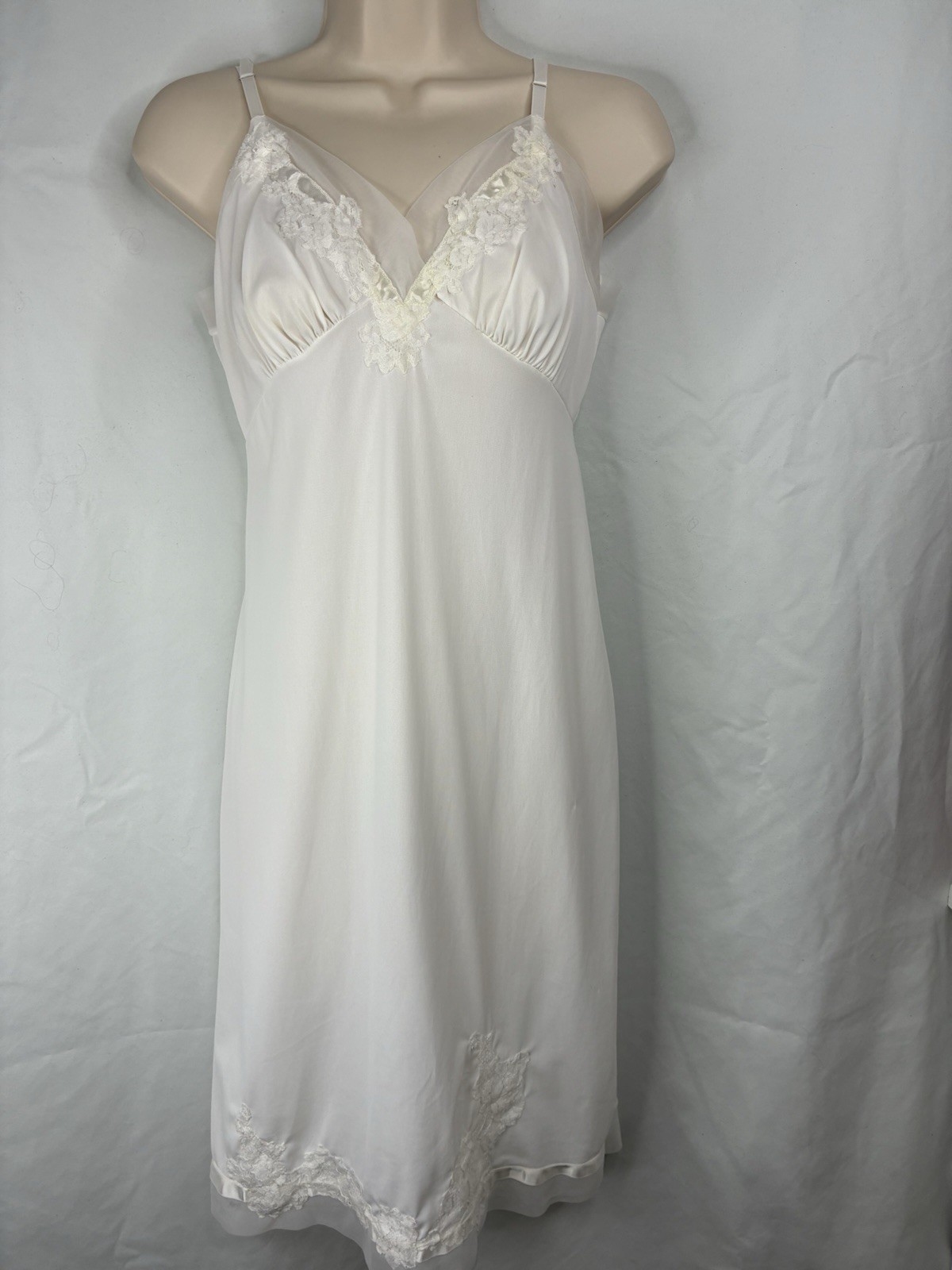 VTG 1950’s VAN RAALTE SUAVETTE WHITE W/ LACE & CHIFFON TRIM FULL SLIP SZ 32
