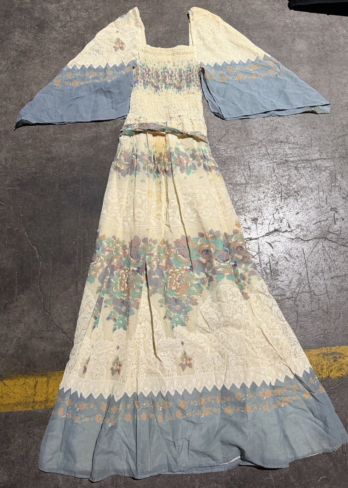 Vintage Boho Peasant Cottage Core Prairie Dress Kimono Sleeve Floral Smocked