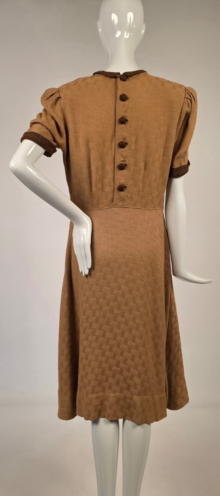 1930’S 2 TONE BROWN DRESS W BASKET WEAVE PATTERN + BUTTON DETAIL