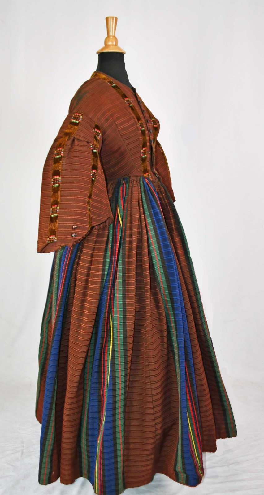 VICTORIAN LADIES DAY DRESS WITH WIDE PAGODA SLEEVES, c.1850’s