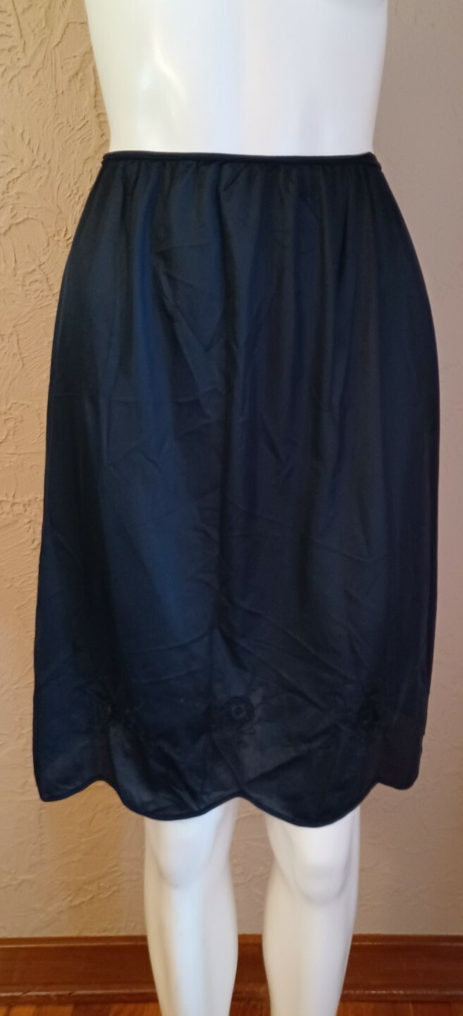 VTG 1950’s „Greenco Maid” Black Nylon Tricot Scalloped Hem/Applique 1/2 Slip