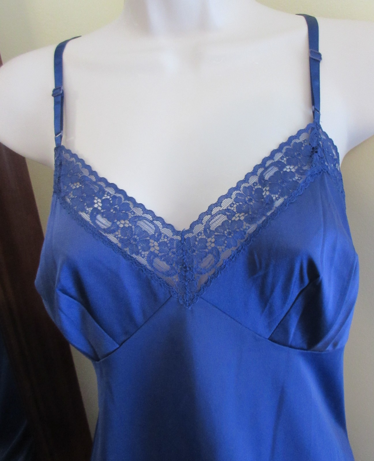 vintage size 36 VANITY FAIR MIDNIGHT BLUE mega LACE NYLON full slip NIGHTGOWN