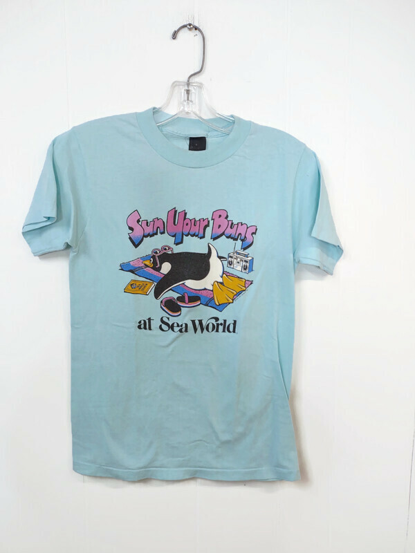VTG 1986 Sea World „Sun Your Buns” Adult SM Single Stitch Blue Graphic Penquin