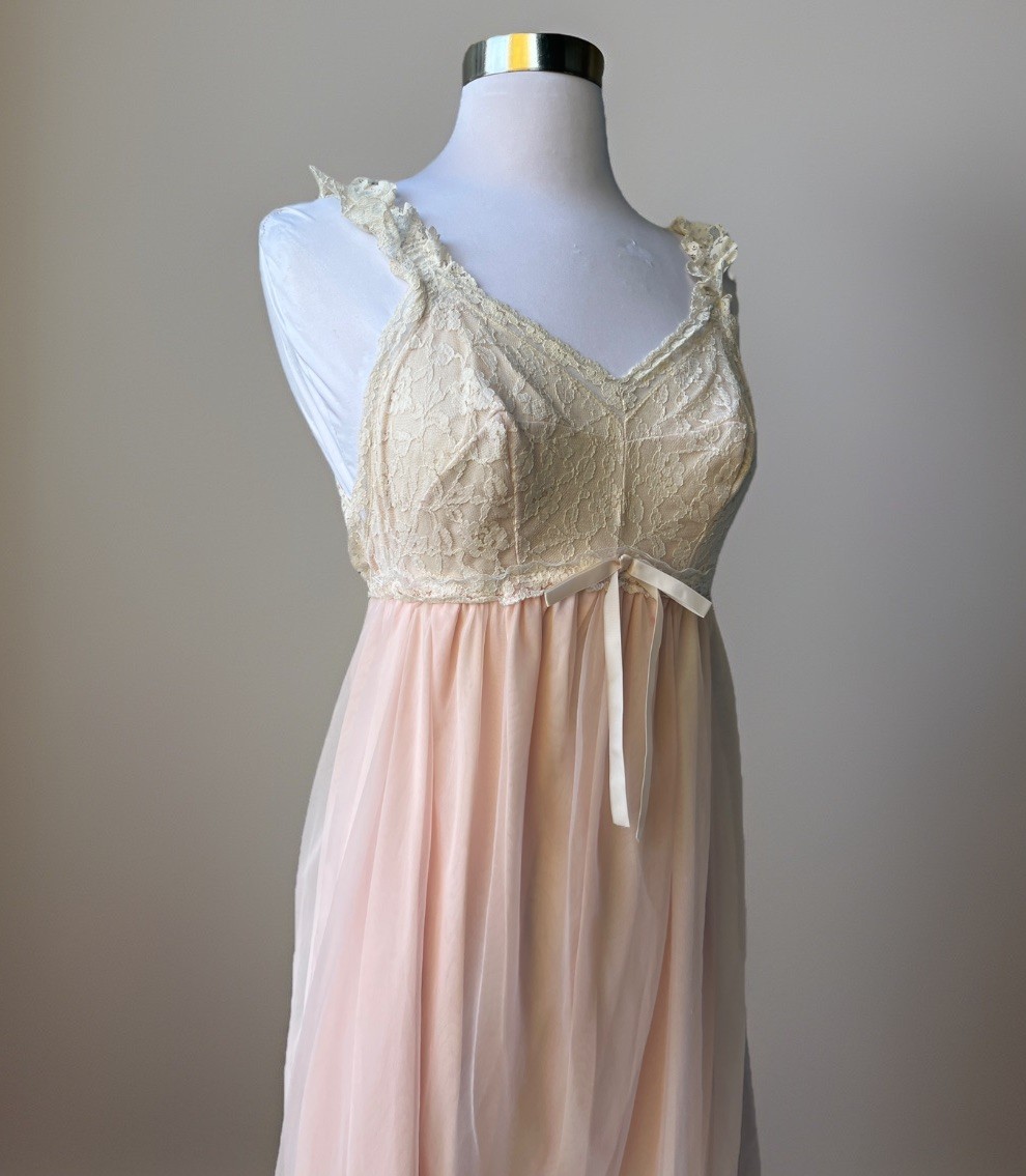 Vintage 50s Aristocraft Superior Soft Pink Babydoll Nightgown w/Cream Lace 34