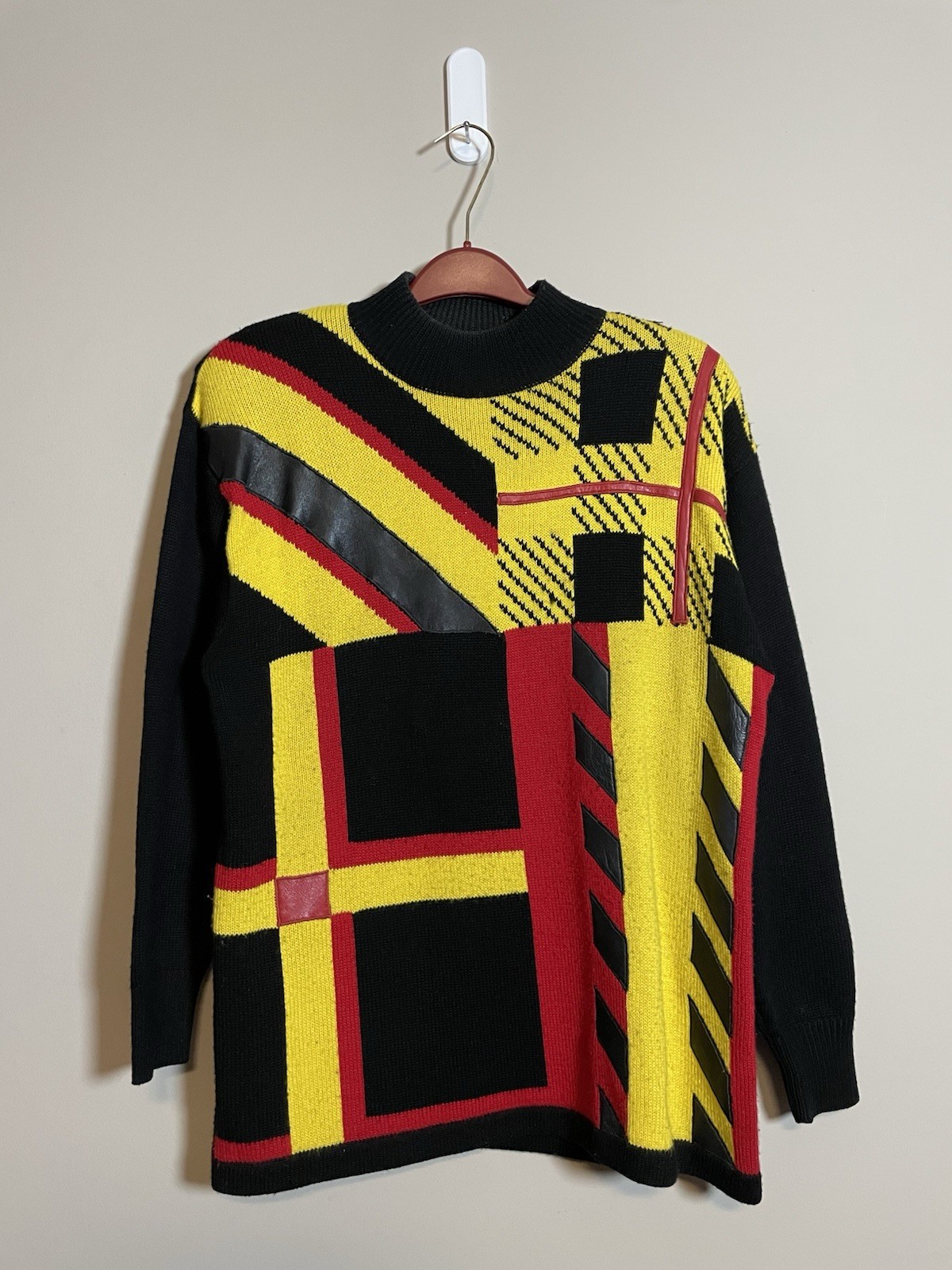 Suzelle Abstract Sweater Black Yellow Red Size Medium (A628)